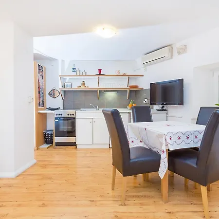 Carmen Apartment *